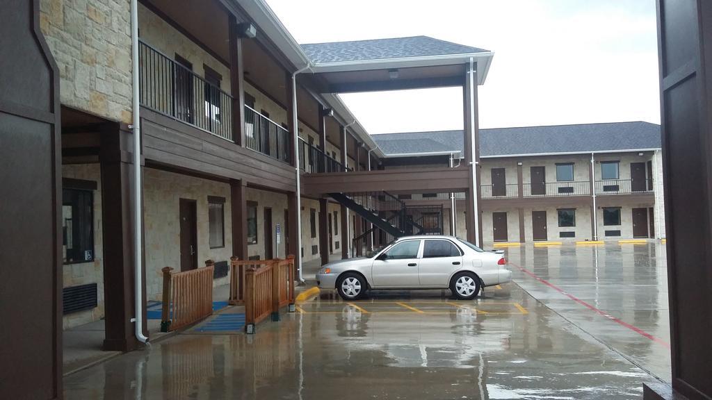 Lux Inn And Suites Three Rivers Exterior photo