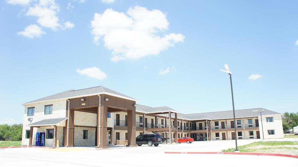 Lux Inn And Suites Three Rivers Exterior photo
