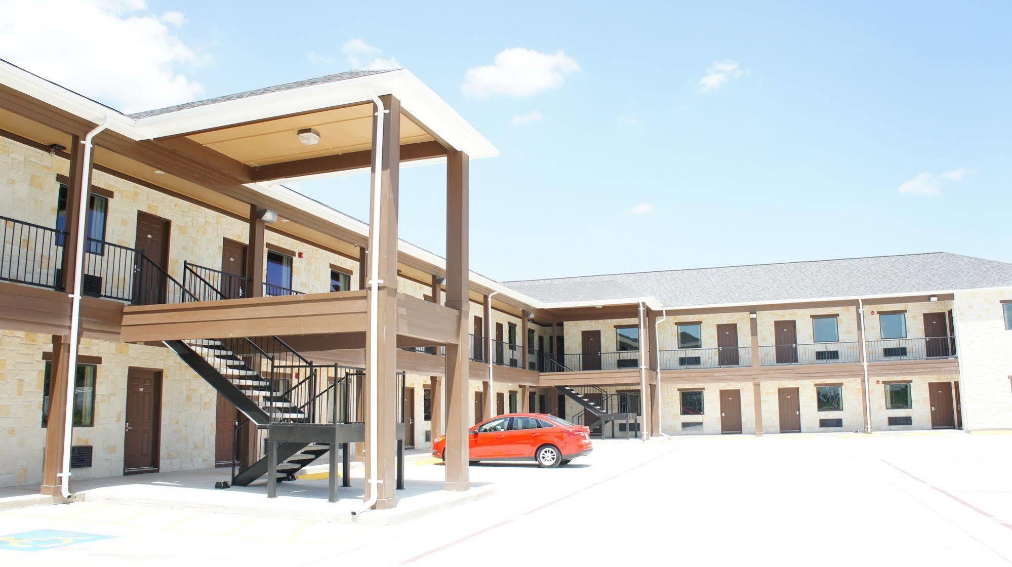 Lux Inn And Suites Three Rivers Exterior photo