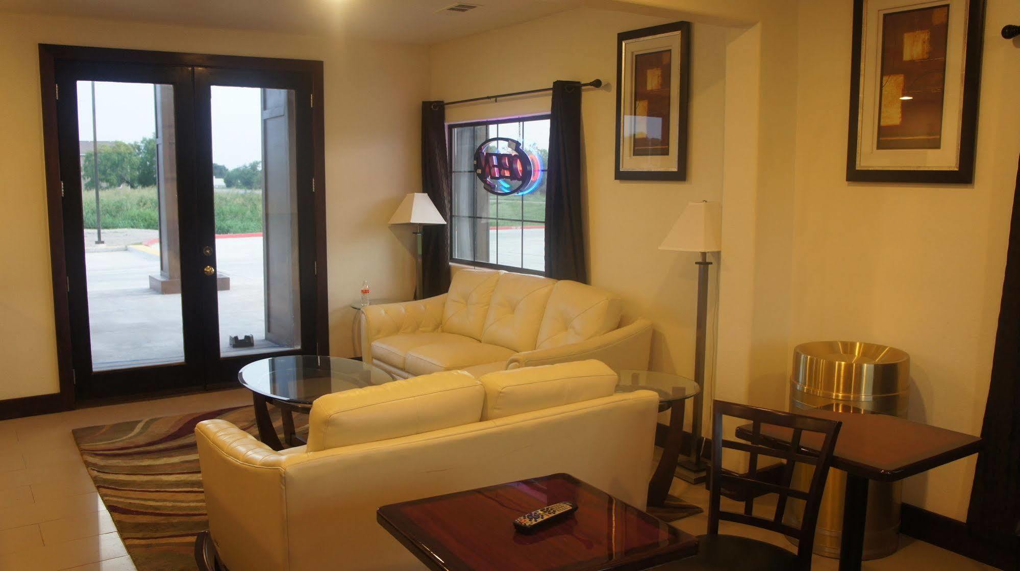 Lux Inn And Suites Three Rivers Exterior photo