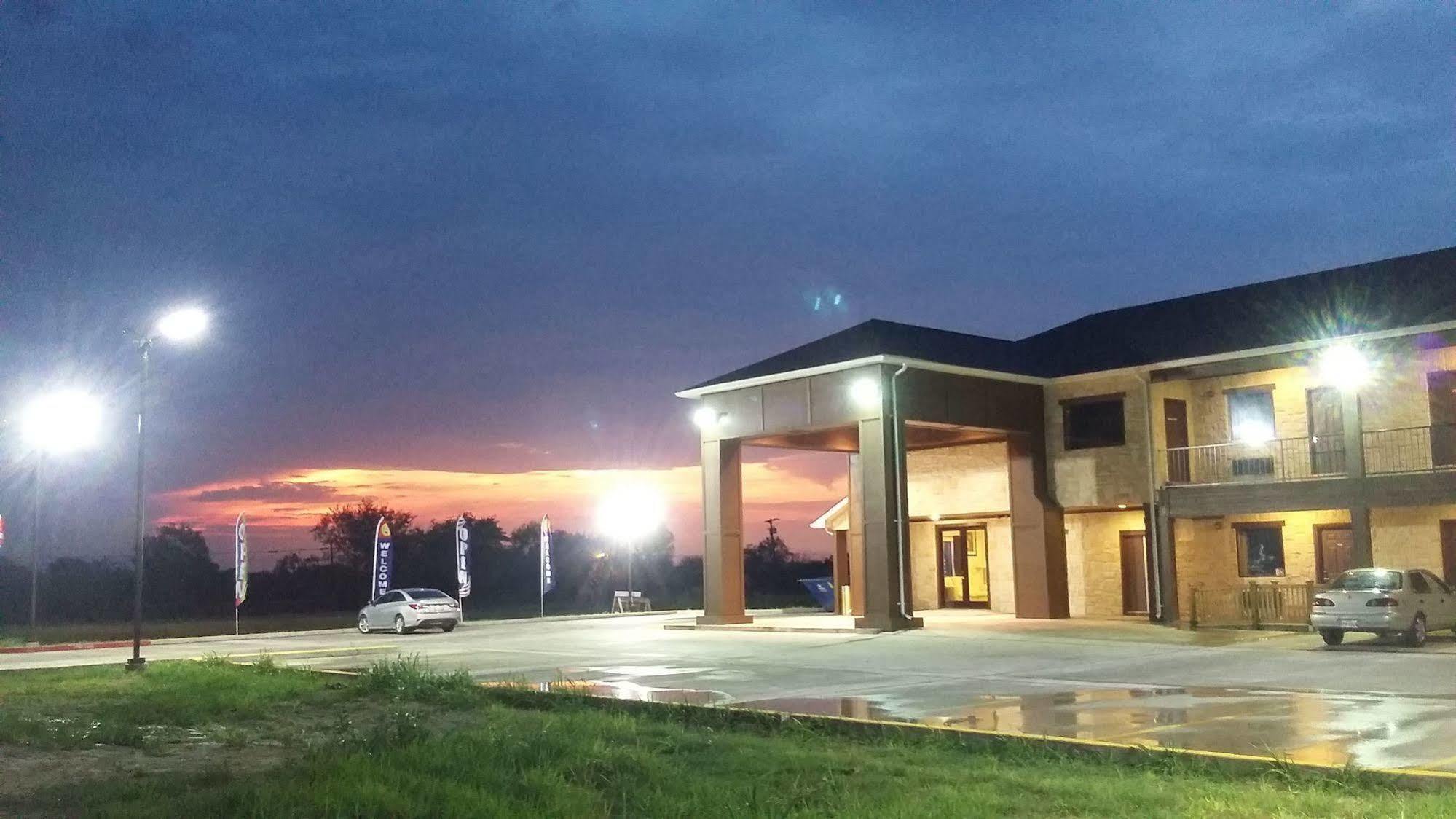 Lux Inn And Suites Three Rivers Exterior photo