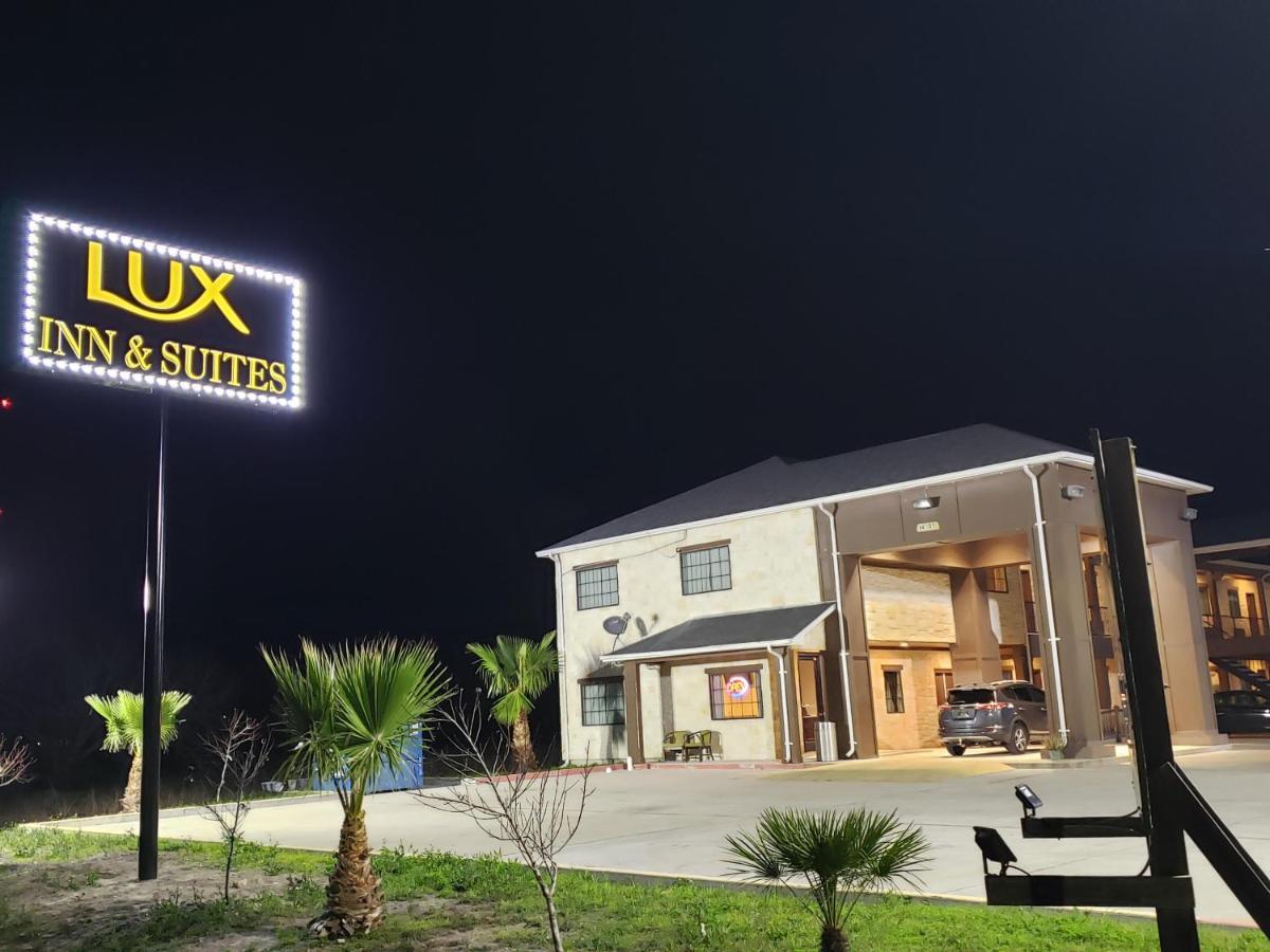 Lux Inn And Suites Three Rivers Exterior photo