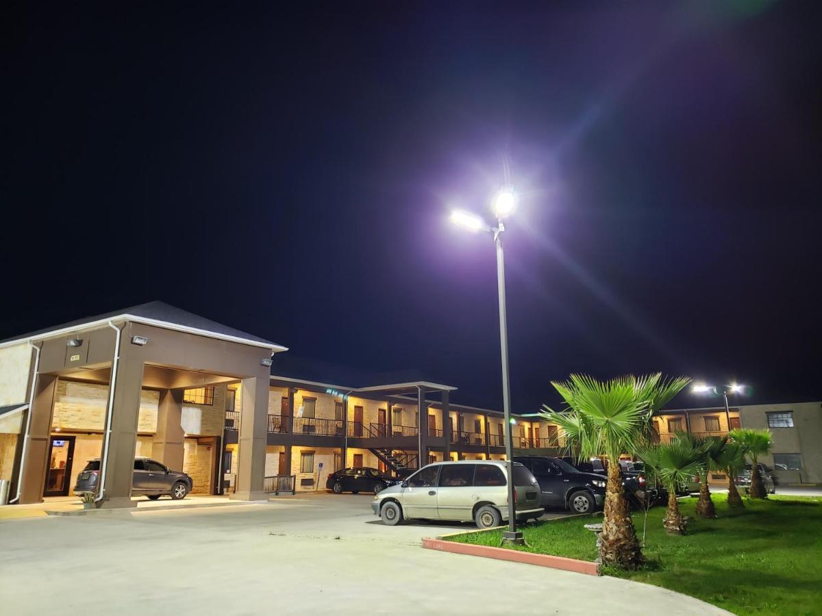 Lux Inn And Suites Three Rivers Exterior photo