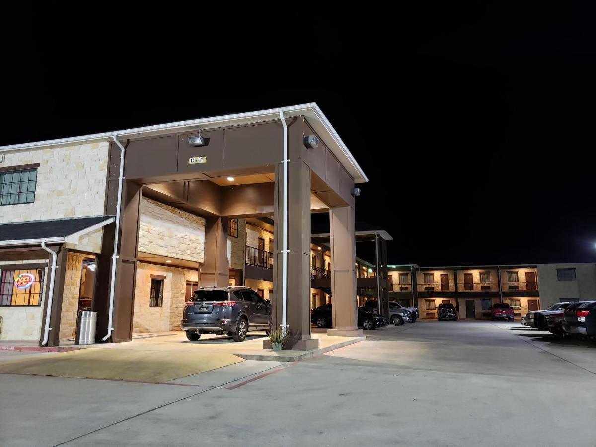 Lux Inn And Suites Three Rivers Exterior photo